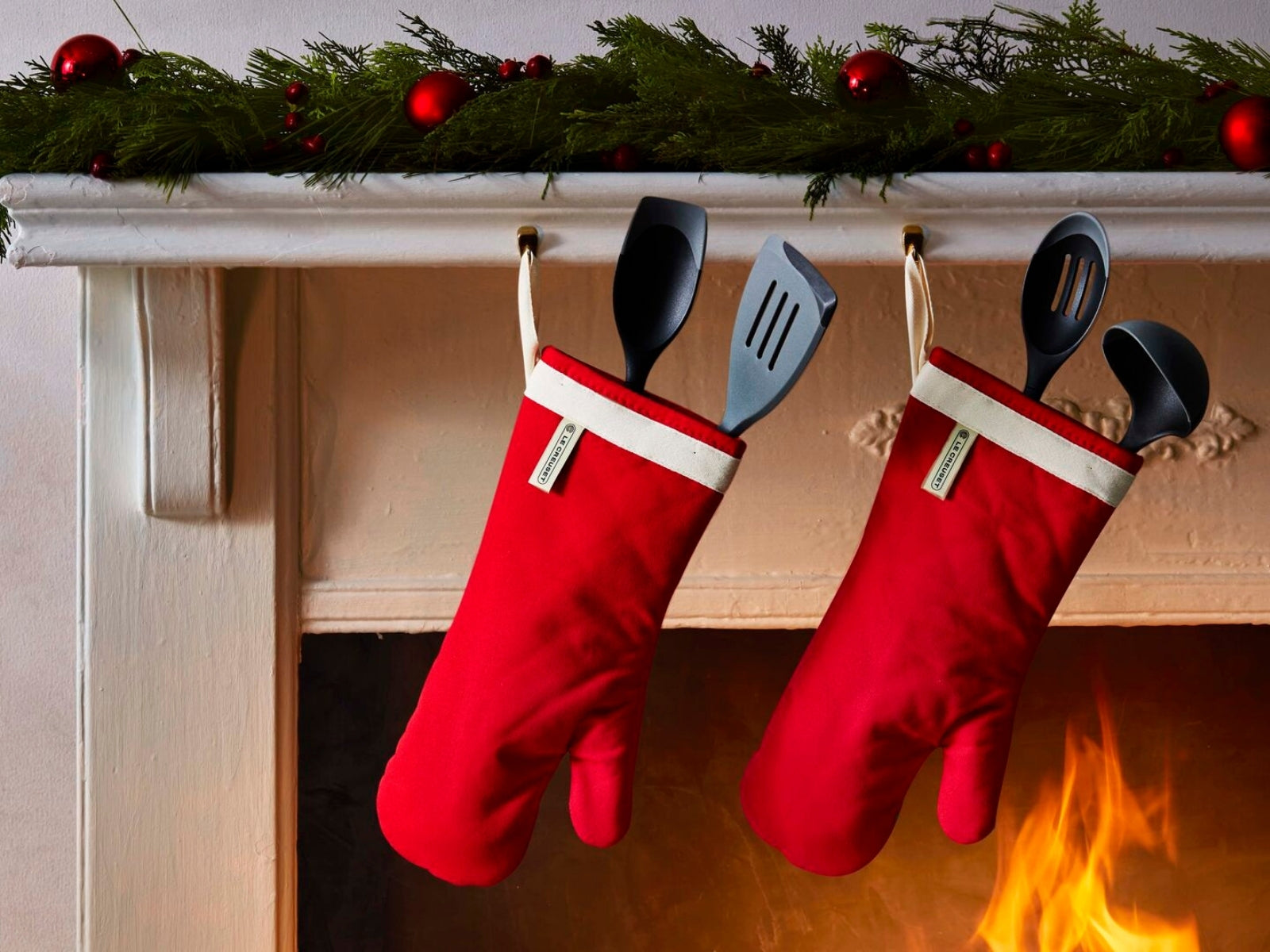 Le Creuset Ofenhandschuh kirschrot Lifestyle 1