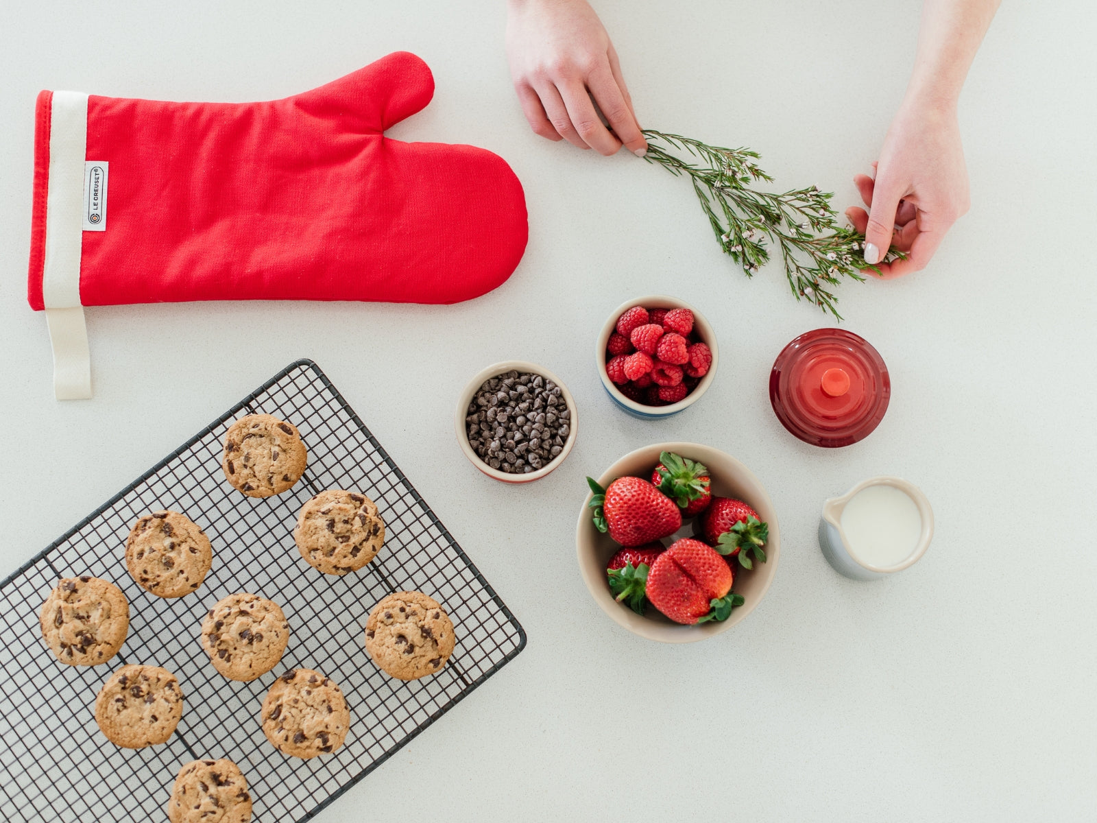 Le Creuset Ofenhandschuh kirschrot Lifestyle 3