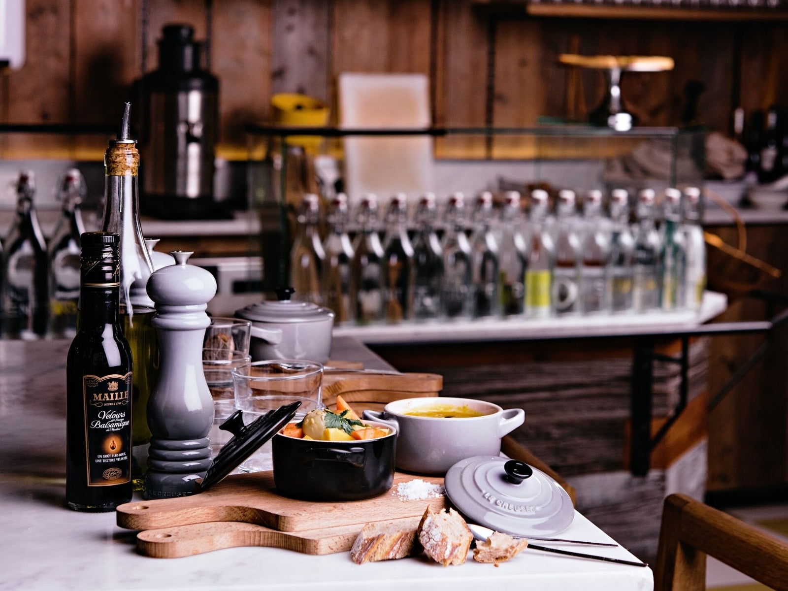 Le Creuset Pfeffermühle Klassik perlgrau 21cm Lifestyle 5