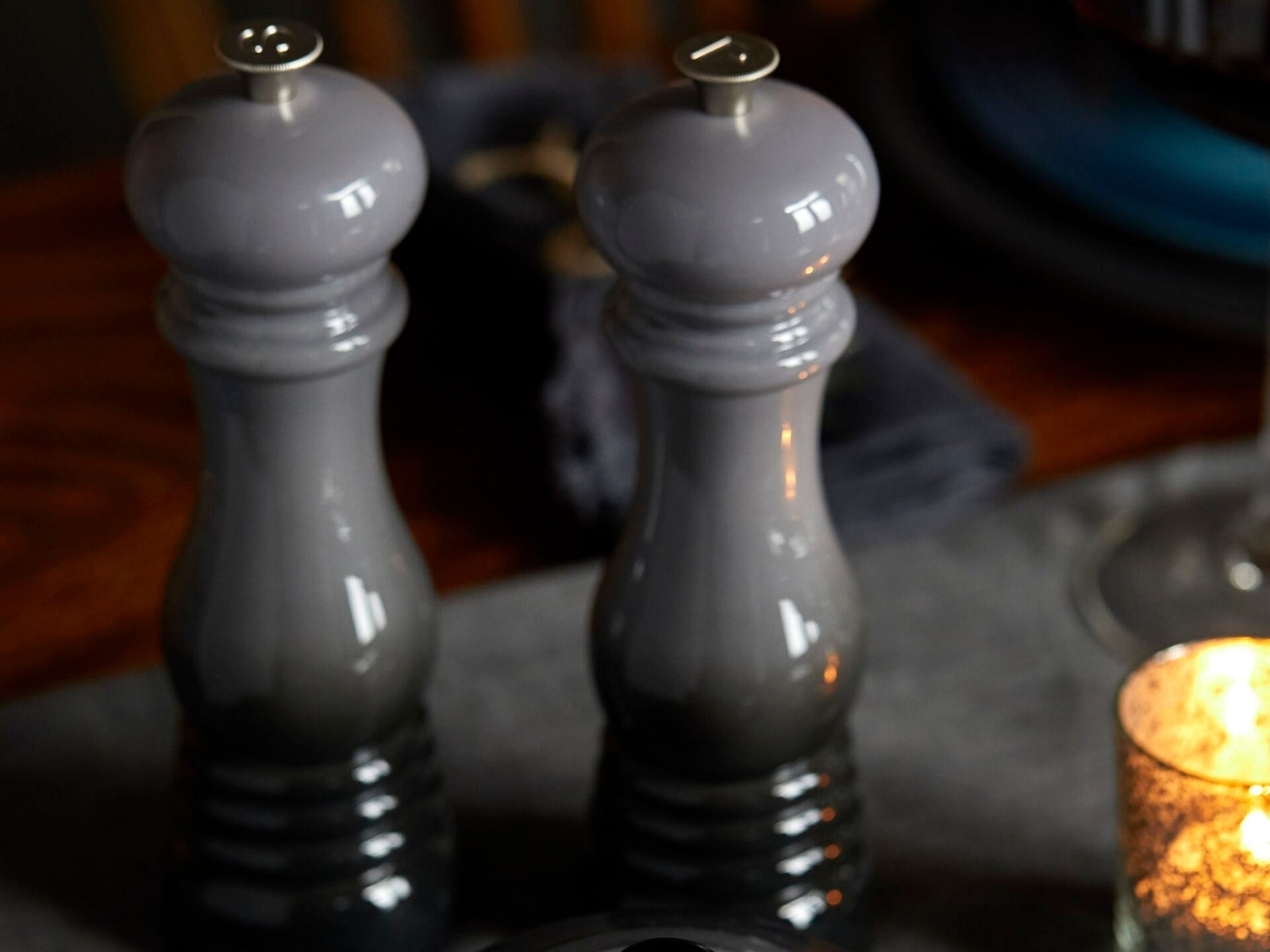 Le Creuset Pfeffermühle Klassik perlgrau 21cm Lifestyle 2