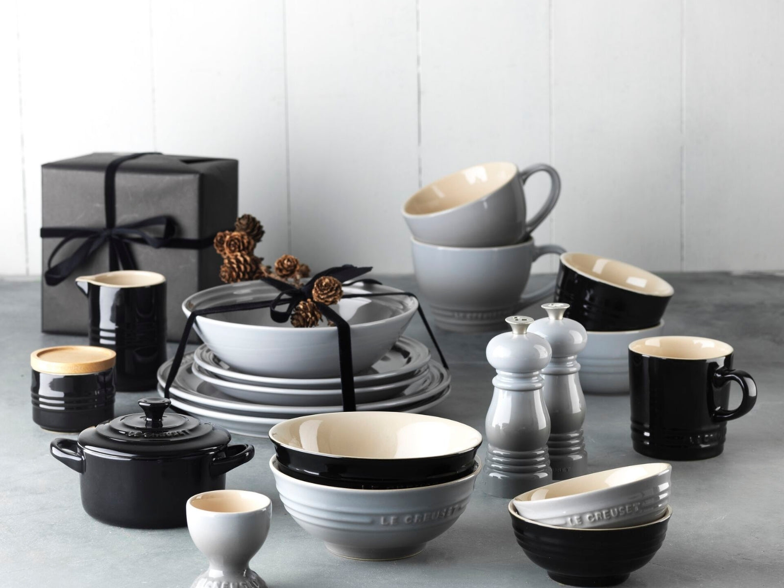 Le Creuset Pfeffermühle Klassik perlgrau 21cm Lifestyle 3