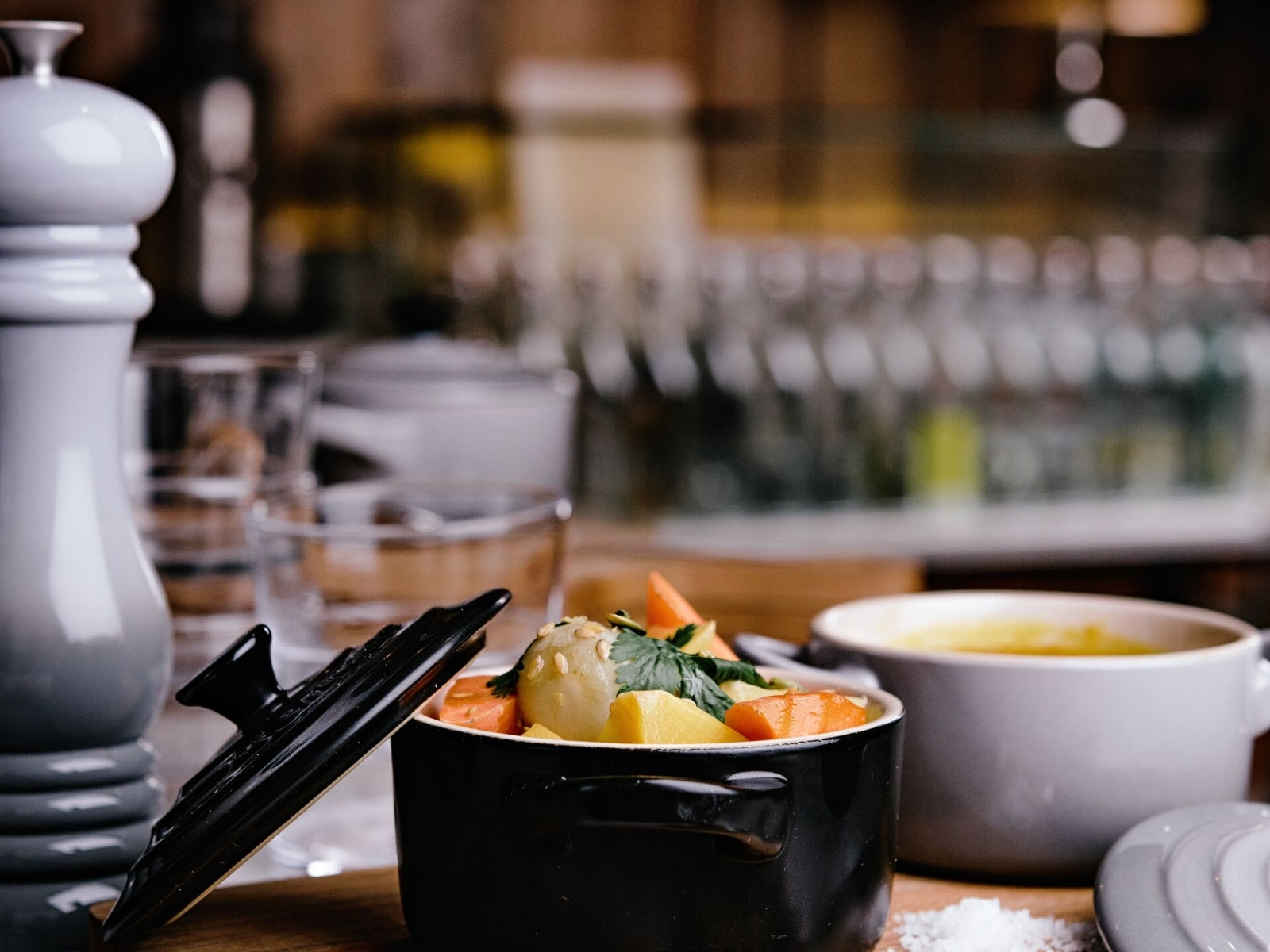 Le Creuset Pfeffermühle Klassik perlgrau 21cm Lifestyle 4