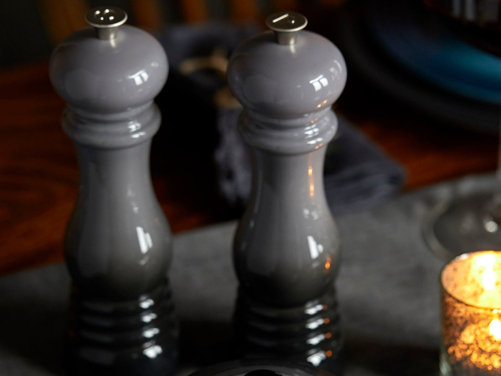 Le Creuset Salzmühle Klassik perlgrau 21cm Lifestyle 3