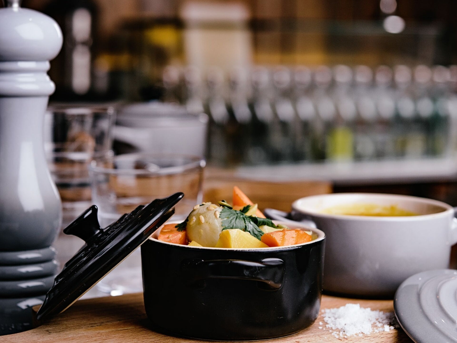 Le Creuset Salzmühle Klassik perlgrau 21cm Lifestyle 4