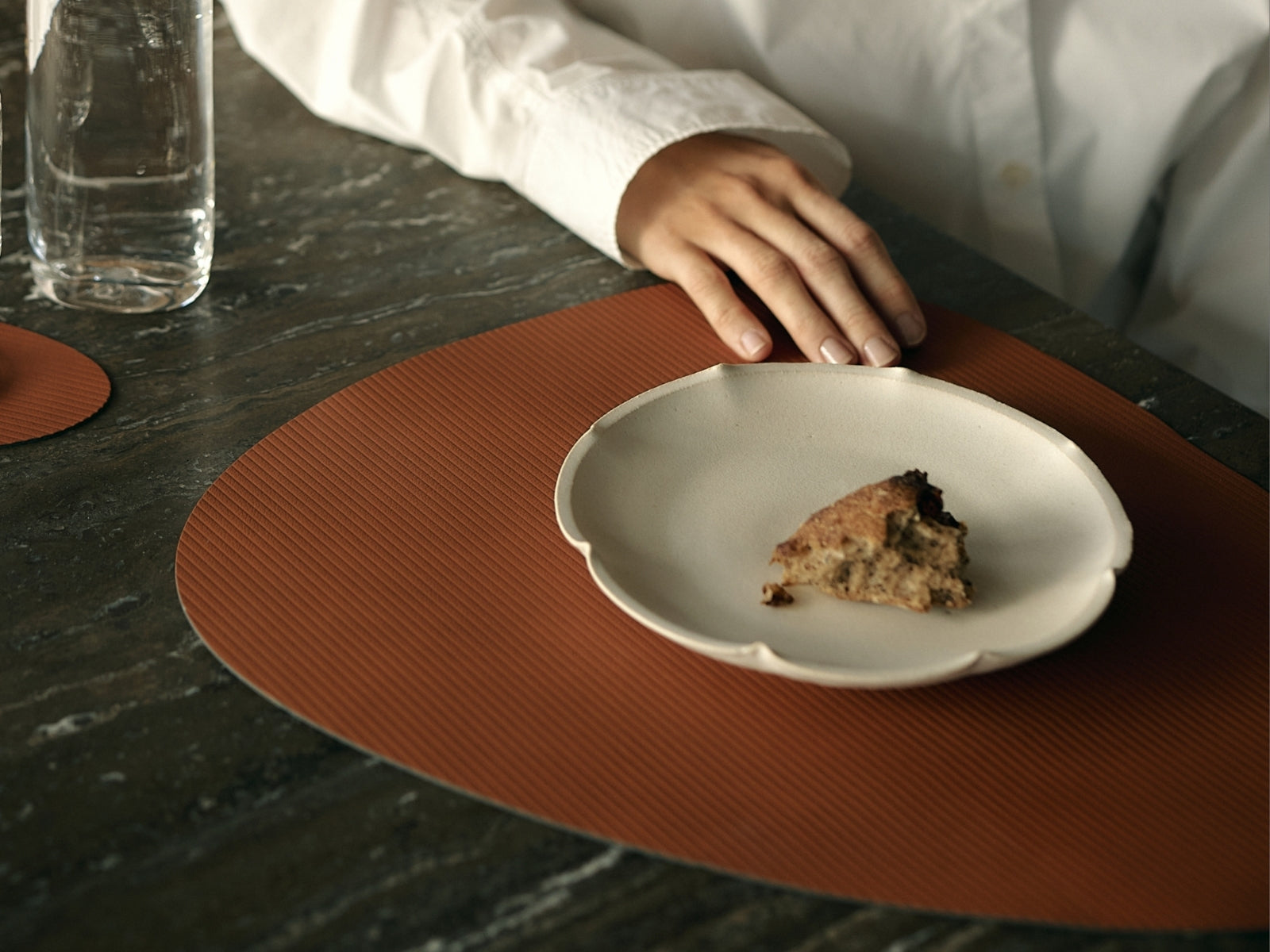 LIND DNA Corduroy Tischset Curve L pure rust 37x44cm - Produktbild 3