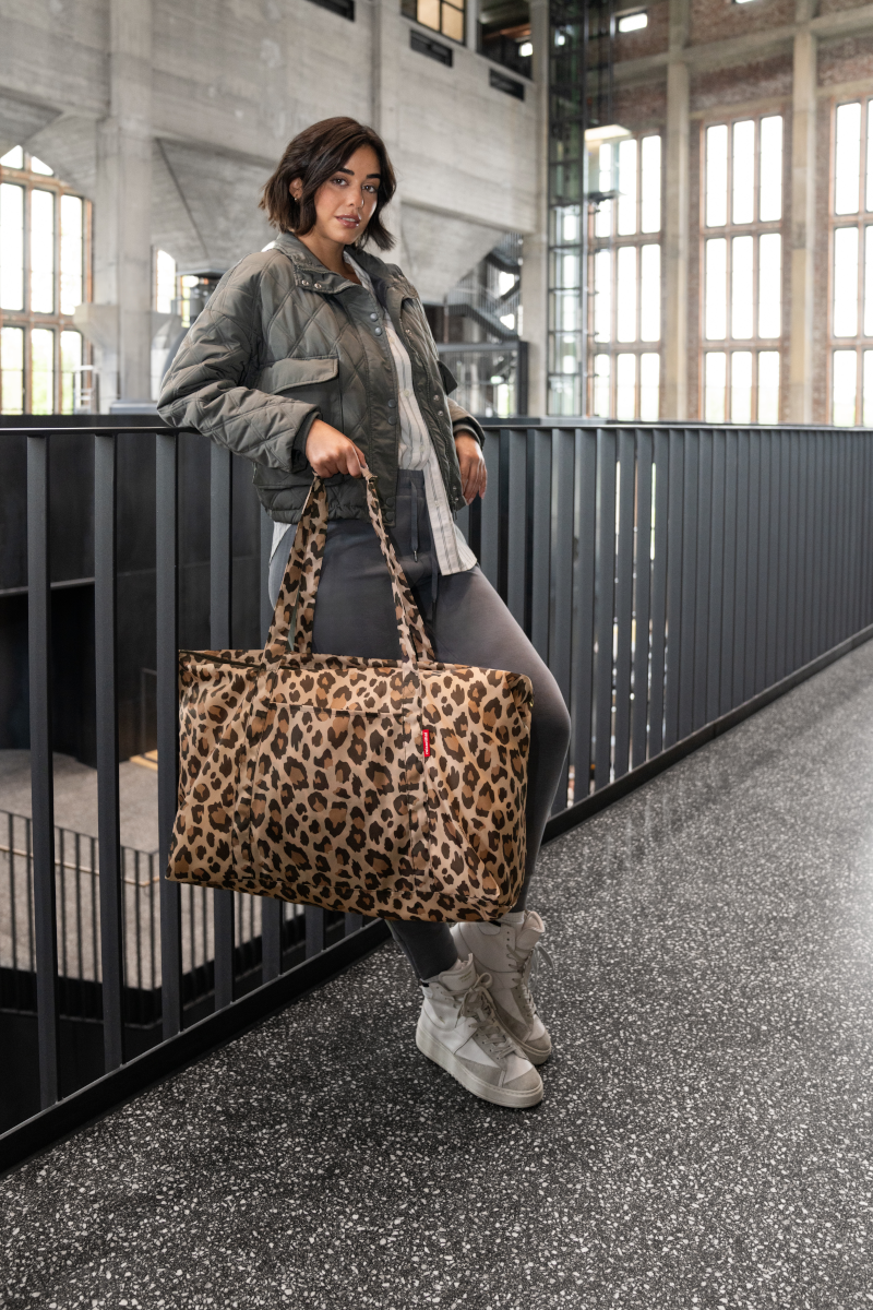 reisenthel mini maxi travelbag leo macchiato Lifestyle 1