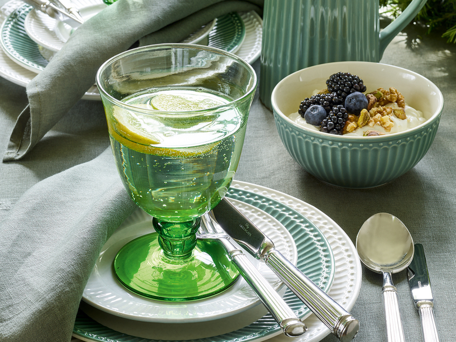 Greengate Alice Speiseteller dusty green 26,5 cm Set6 Lifestyle