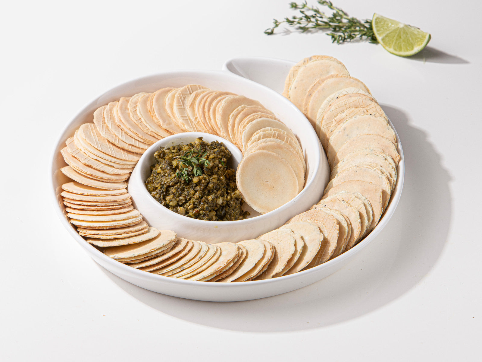 ladelle Alto Serve & Share Servierteller spiralförmig weiß 26,3cm Lifestyle 3