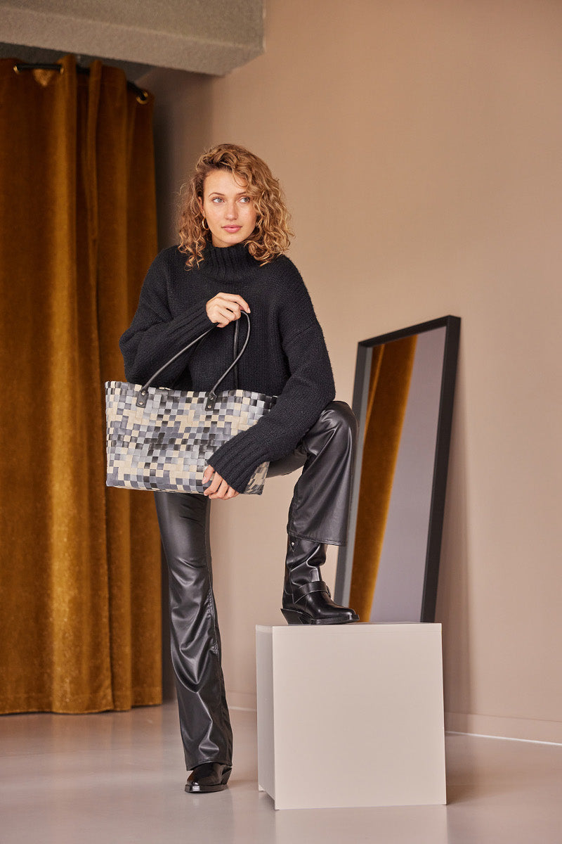 Handed By Mingle Shopper S fat strap black mix Lifestyle 1