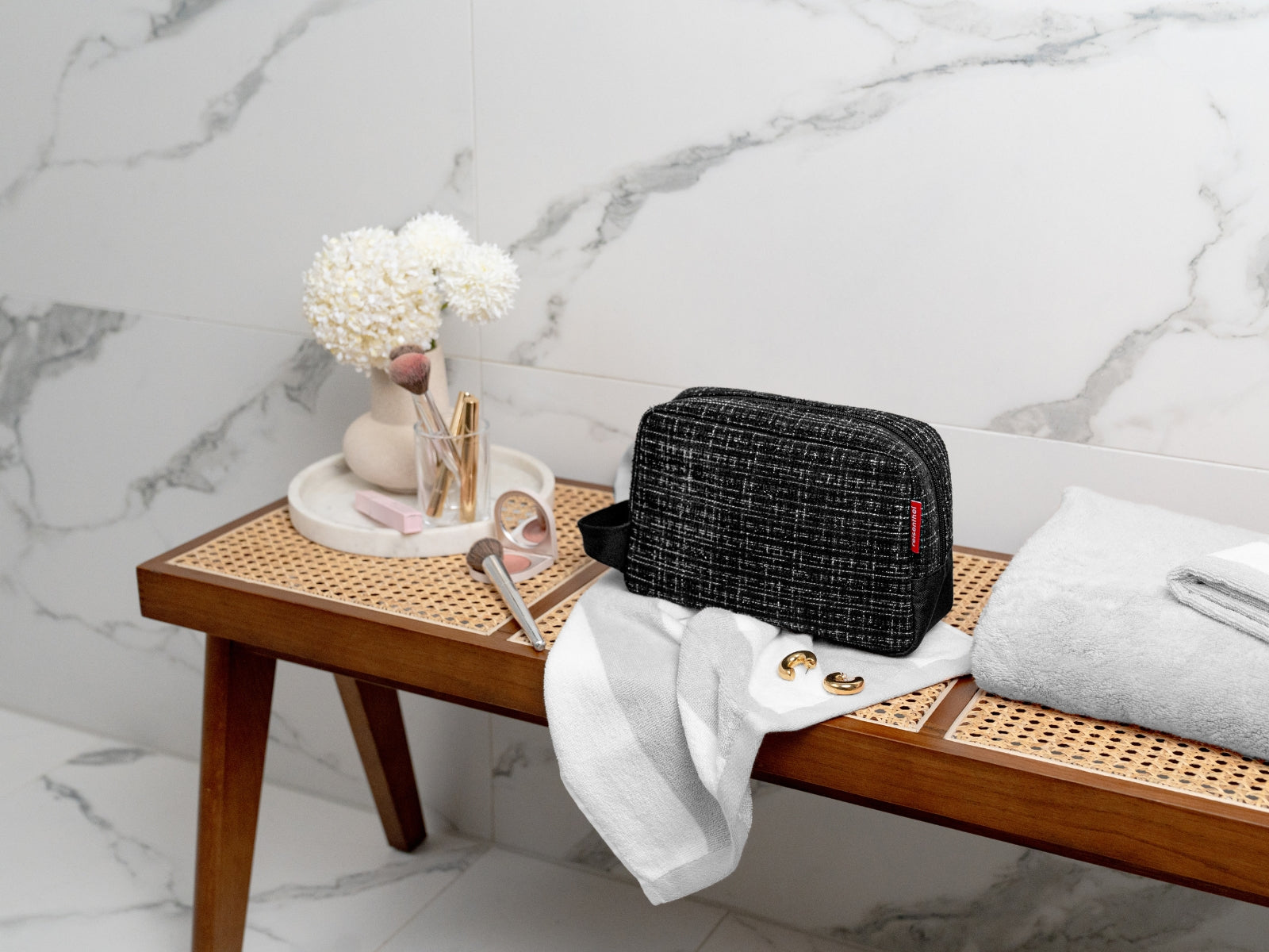 reisenthel cosmeticpouch M bouclé black - Produktbild 4