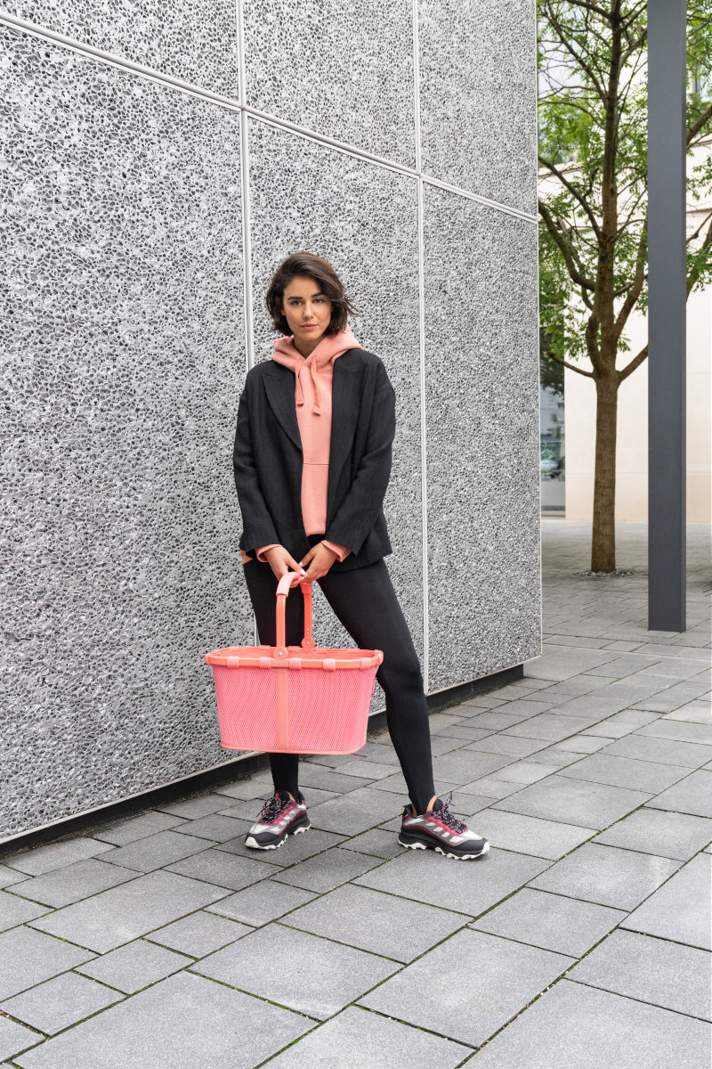 reisenthel carrybag frame mesh coral Lifestyle 1