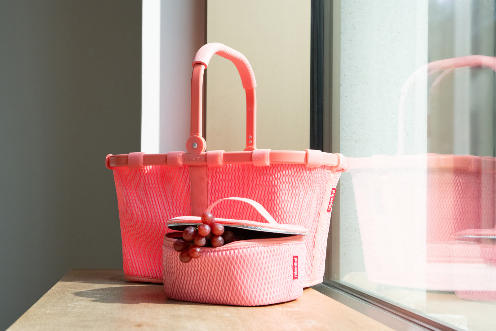 reisenthel carrybag frame mesh coral Lifestyle 4