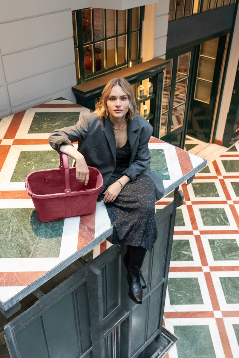 reisenthel carrybag twist maroon Lifestyle 1