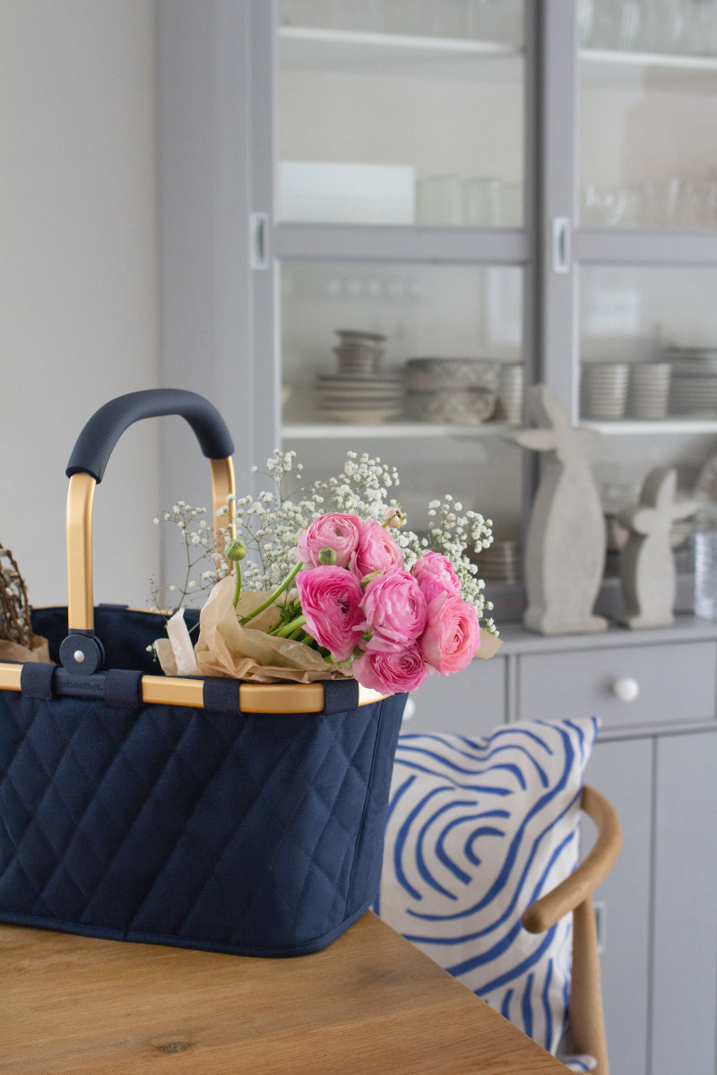 reisenthel carrybag frame rhombus midnight gold Lifestyle 1