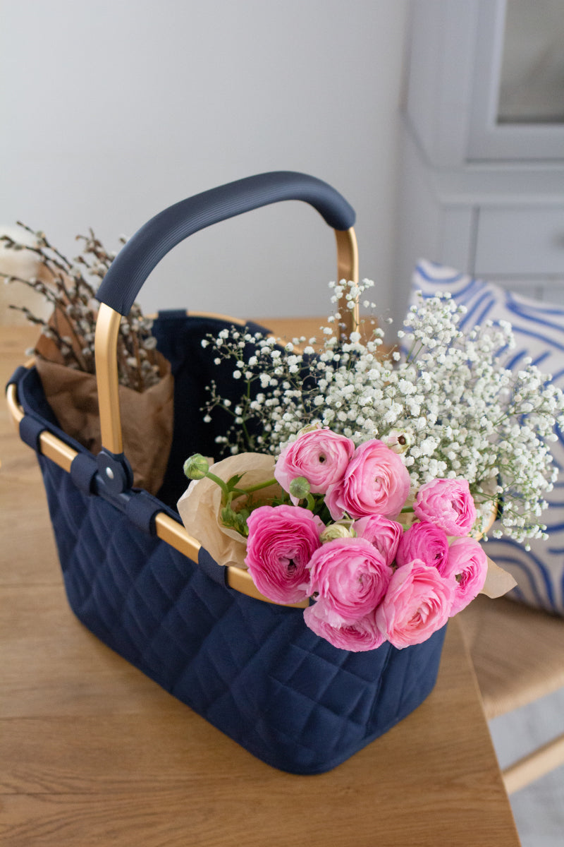 reisenthel carrybag frame rhombus midnight gold Lifestyle 2