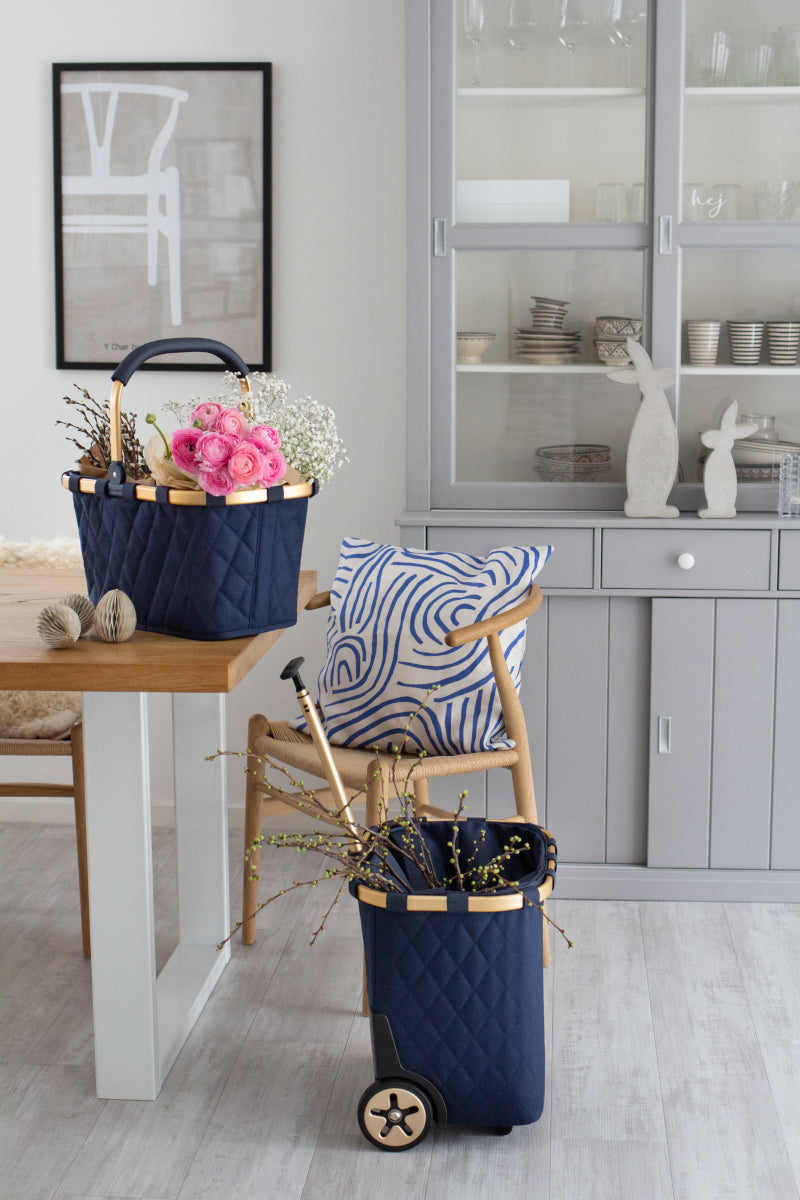 reisenthel carrybag frame rhombus midnight gold Lifestyle 3