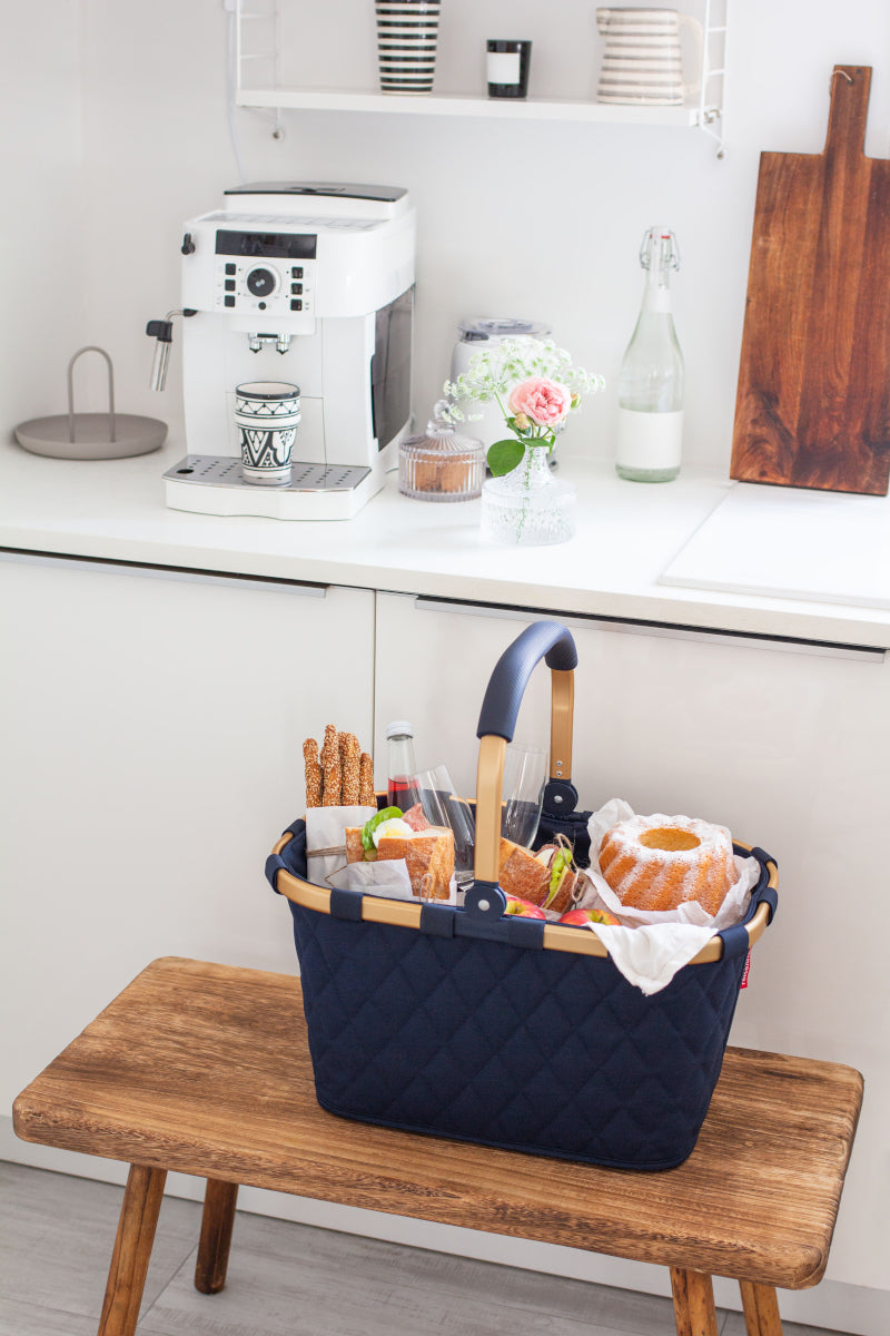 reisenthel carrybag frame rhombus midnight gold Lifestyle 5