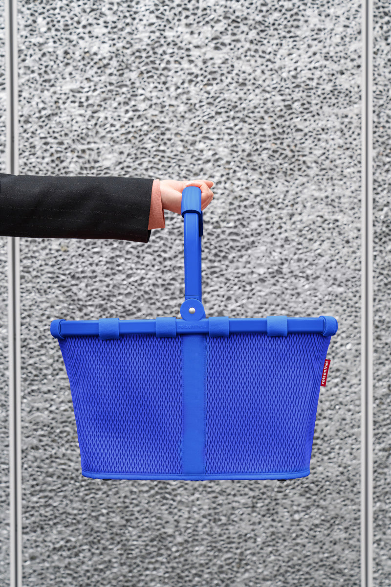 reisenthel carrybag frame mesh royal blue Lifestyle 3