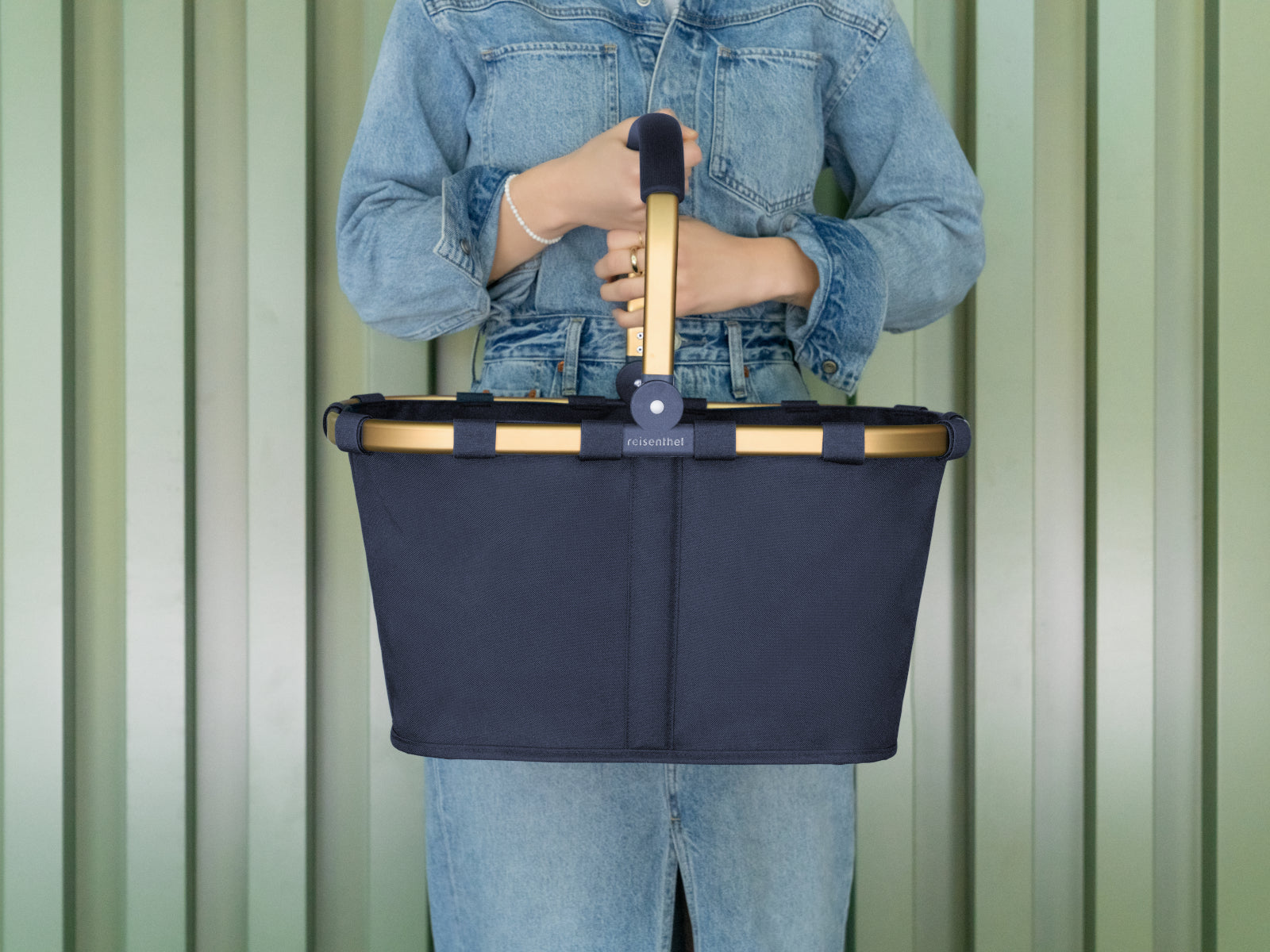 reisenthel carrybag midnight gold Lifestyle 2