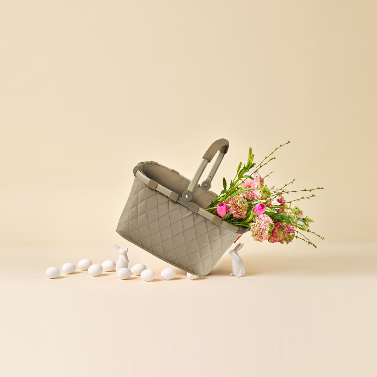 reisenthel carrybag frame rhombus olive Lifestyle 1