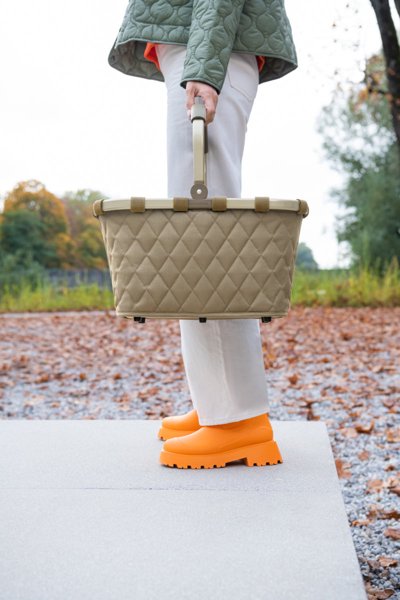 reisenthel carrybag frame rhombus olive Lifestyle 4