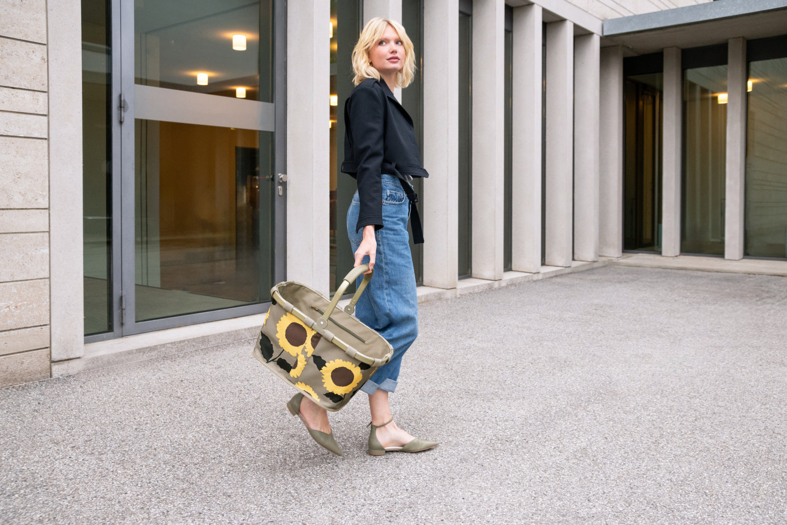 reisenthel carrybag frame sunflowers Lifestyle 3