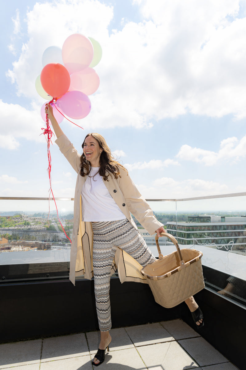 reisenthel carrybag frame rhombus ginger Lifestyle 5