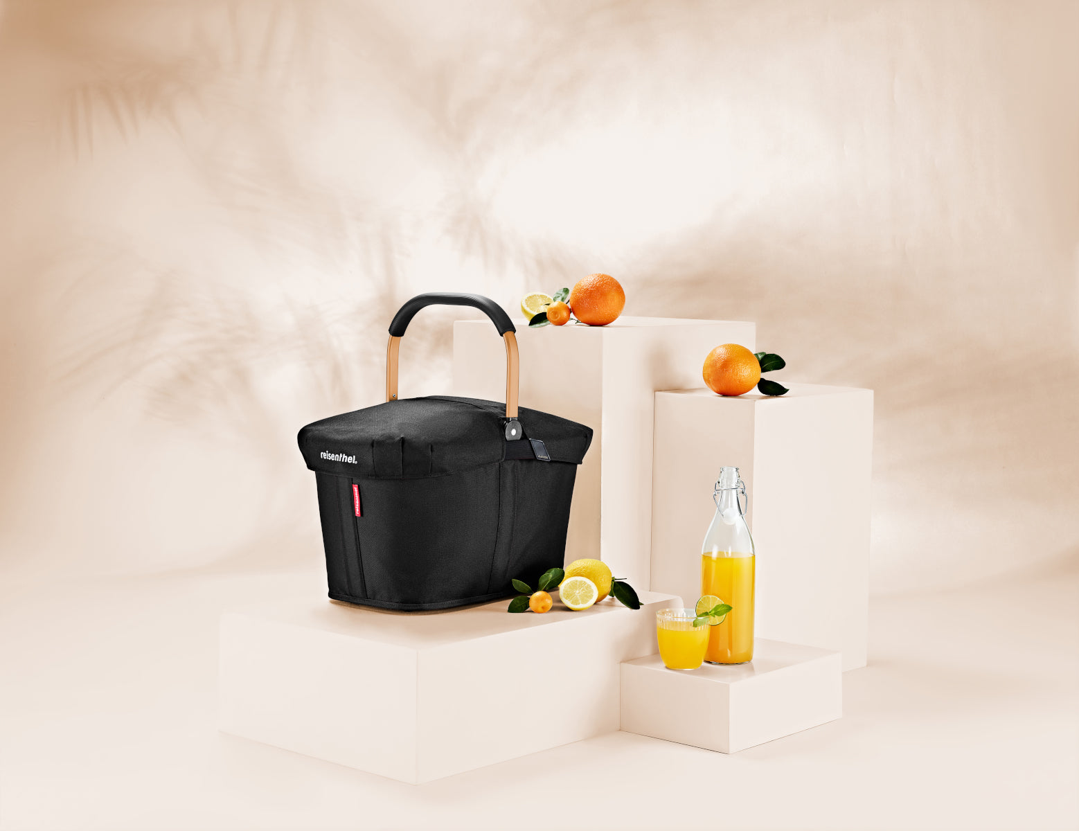 reisenthel carrybag frame gold/black Lifestyle 1