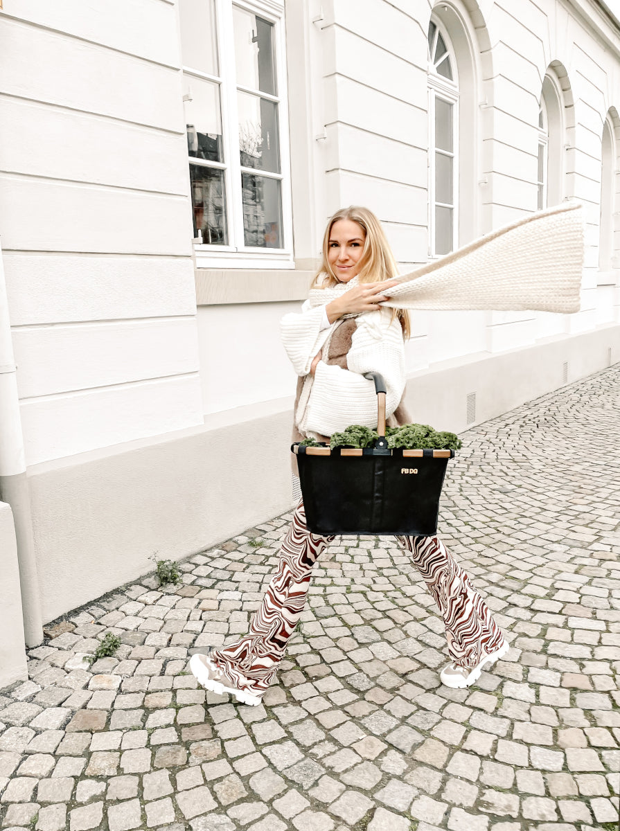 reisenthel carrybag frame gold/black Lifestyle 2