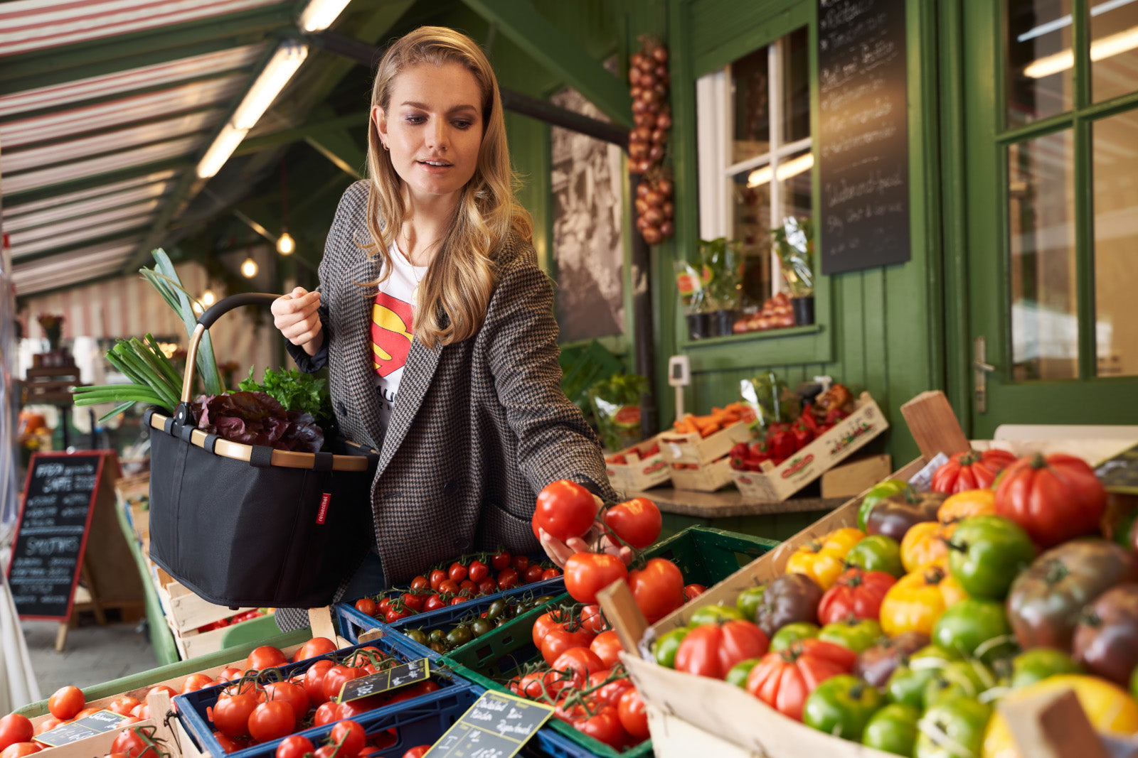 reisenthel carrybag frame gold/black Lifestyle 4