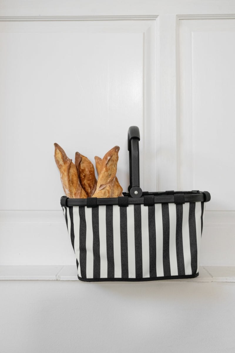 reisenthel carrybag summerstripes black Lifestyle 5