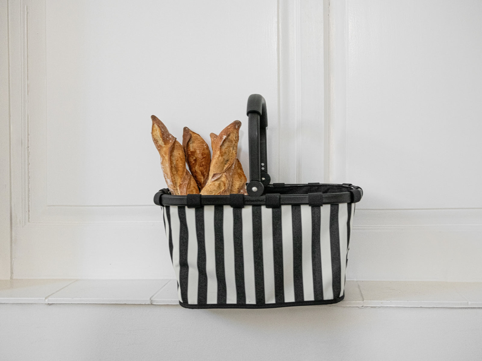 reisenthel carrybag summerstripes black Lifestyle 1