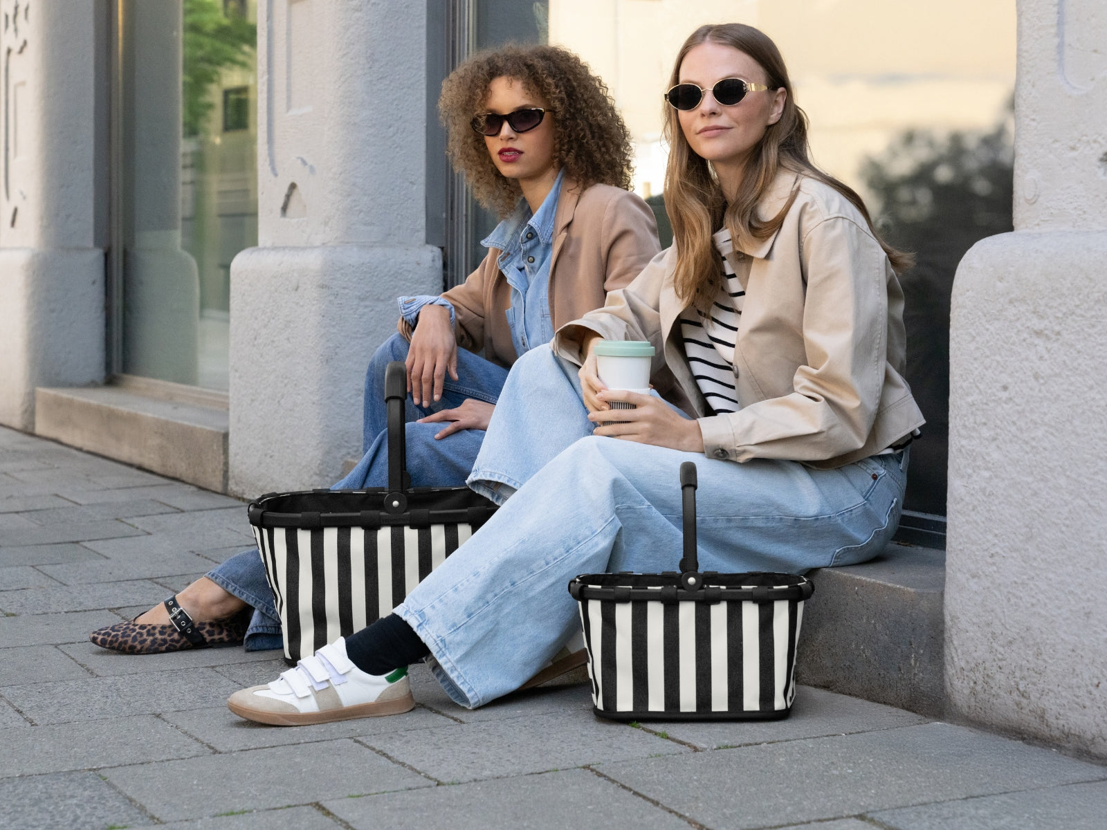 reisenthel carrybag summerstripes black Lifestyle 2