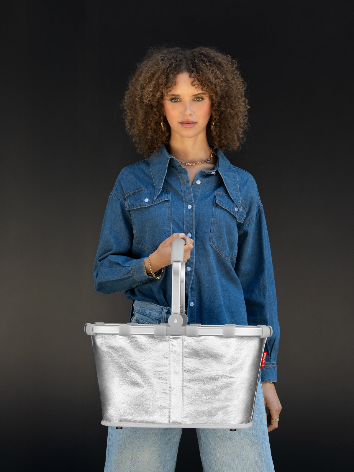 reisenthel carrybag silver crackle Lifestyle 6