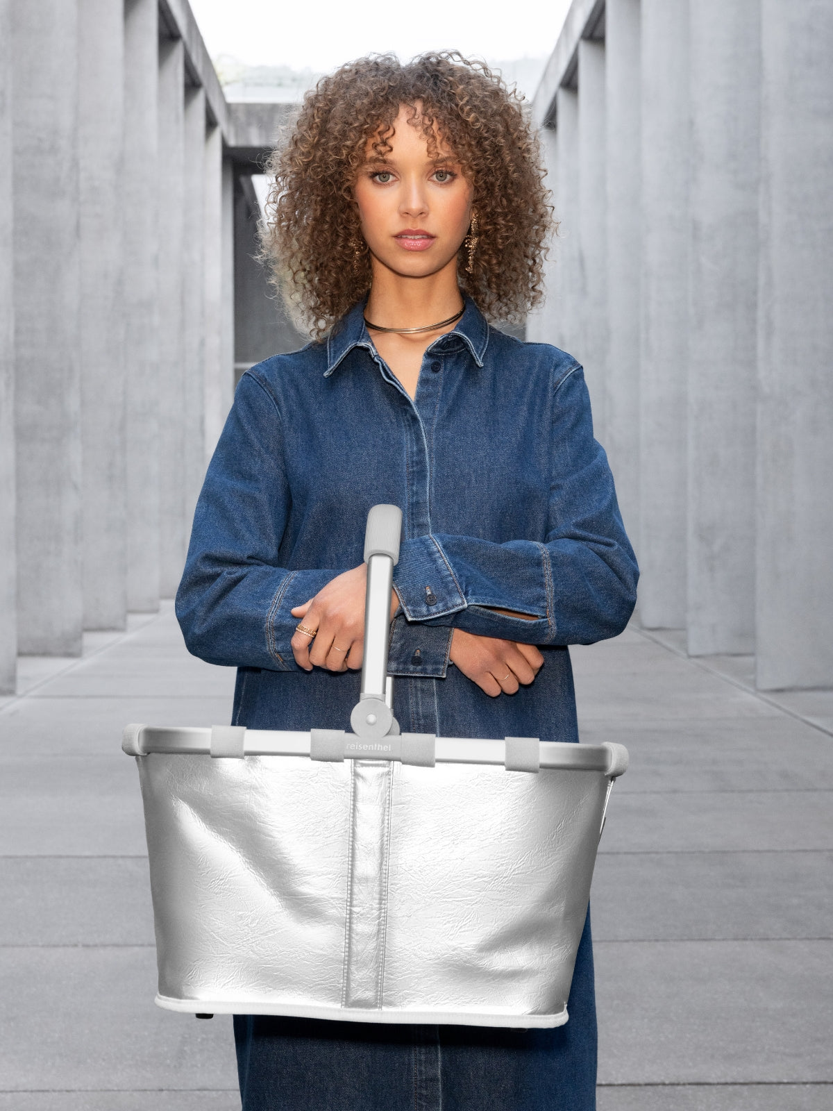 reisenthel carrybag silver crackle Lifestyle 7