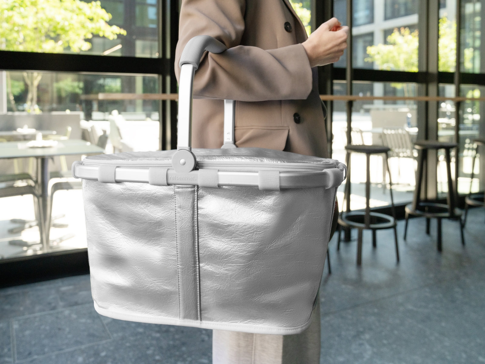 reisenthel carrybag silver crackle Lifestyle 2