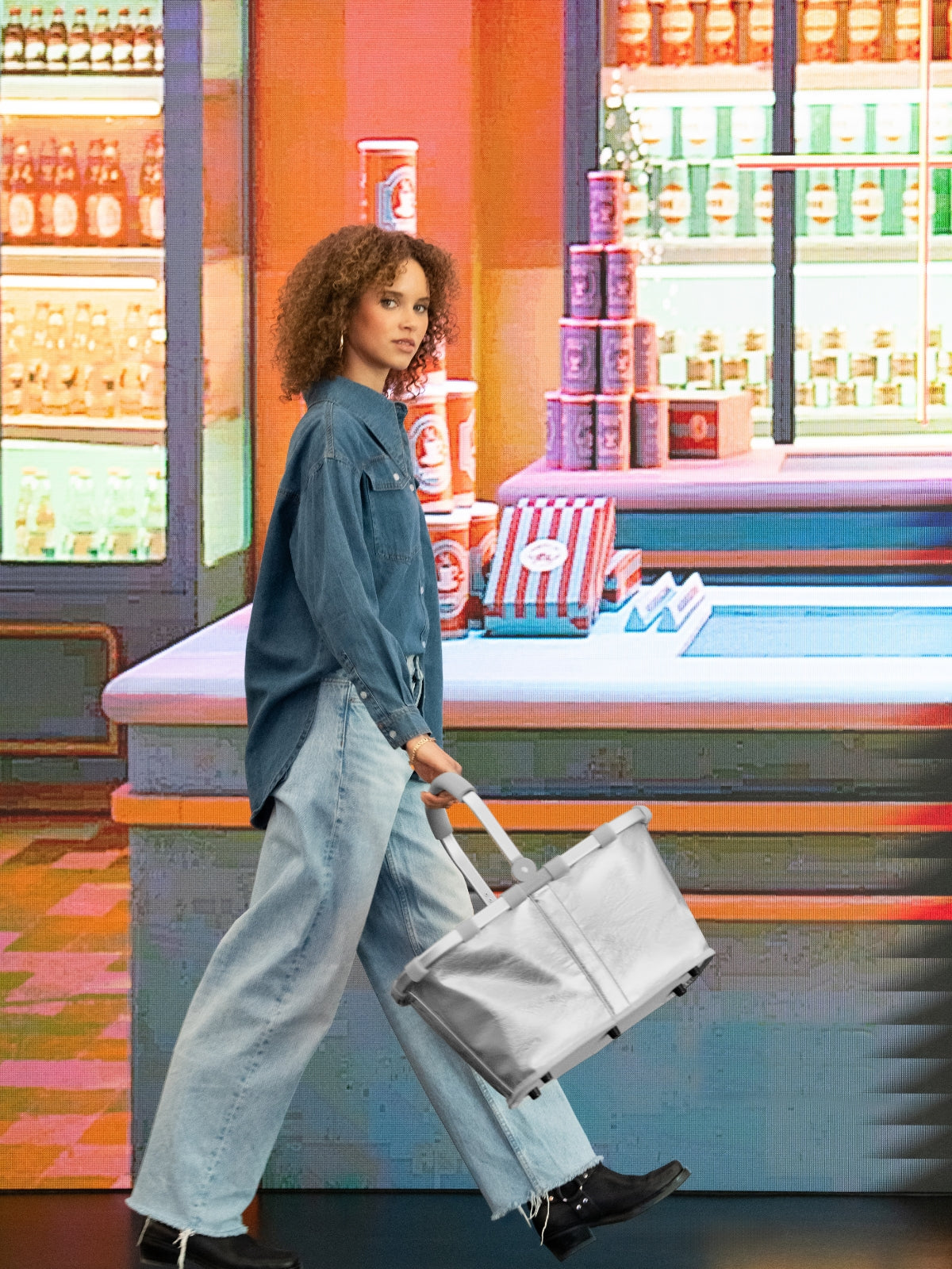 reisenthel carrybag silver crackle Lifestyle 4