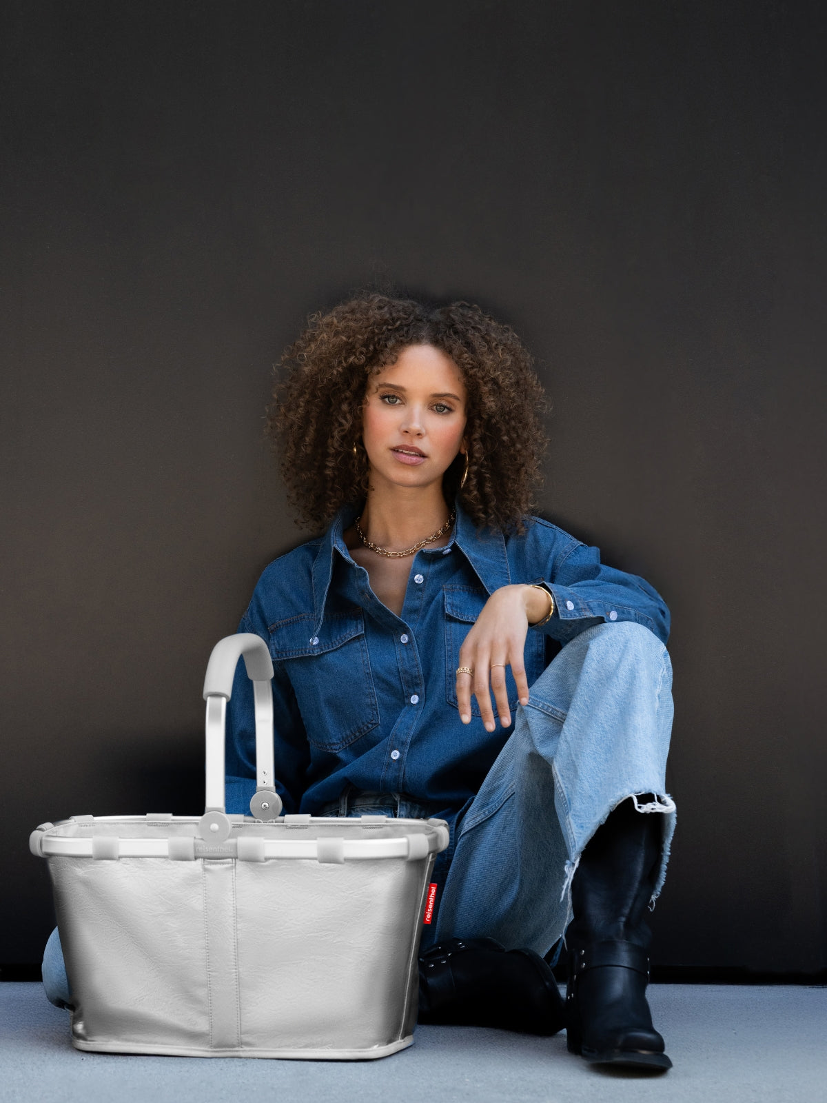 reisenthel carrybag silver crackle Lifestyle 5