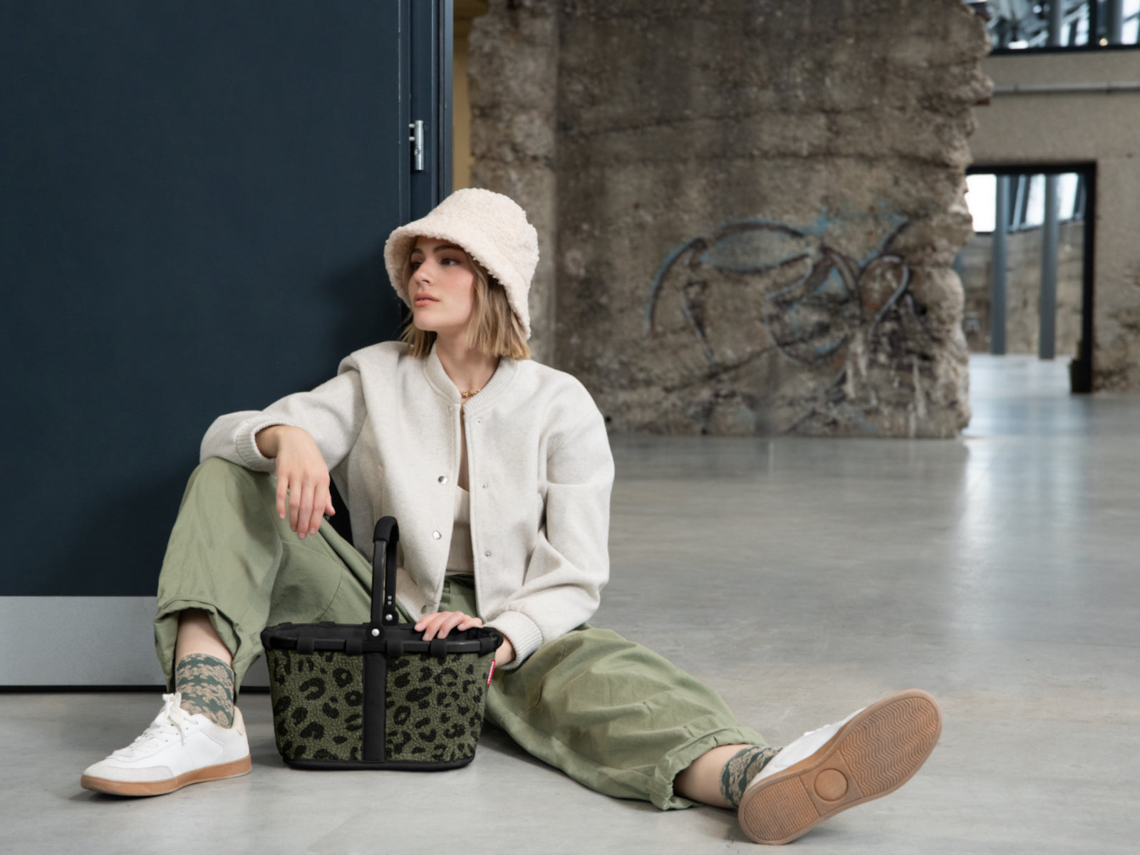 reisenthel carrybag XS teddy leo olive Lifestyle 4