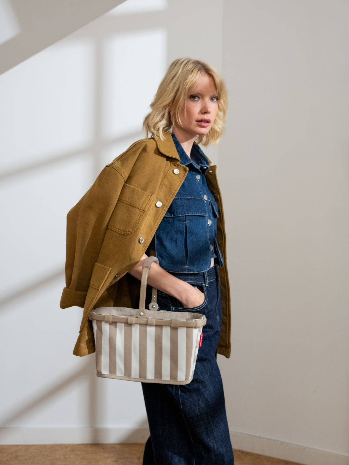 reisenthel carrybag XS summerstripes coffee Lifestyle 2