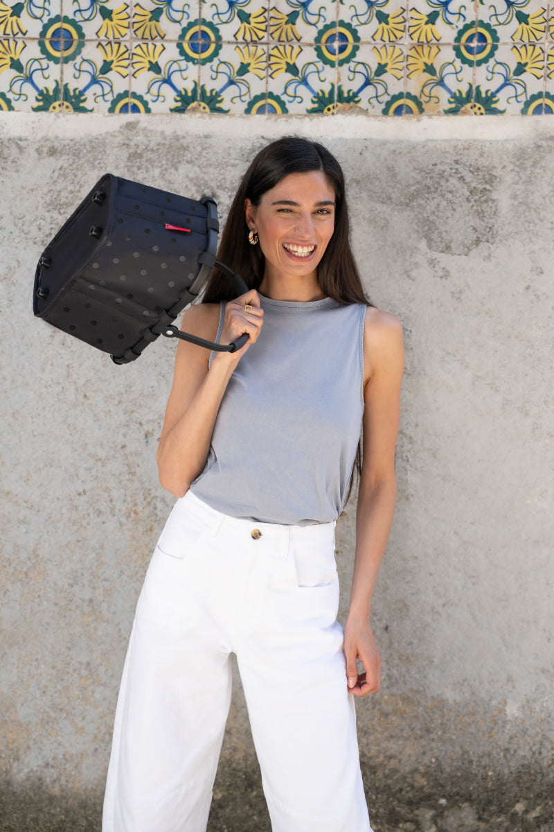 reisenthel carrybag XS frame glossy dots black Lifestyle 2