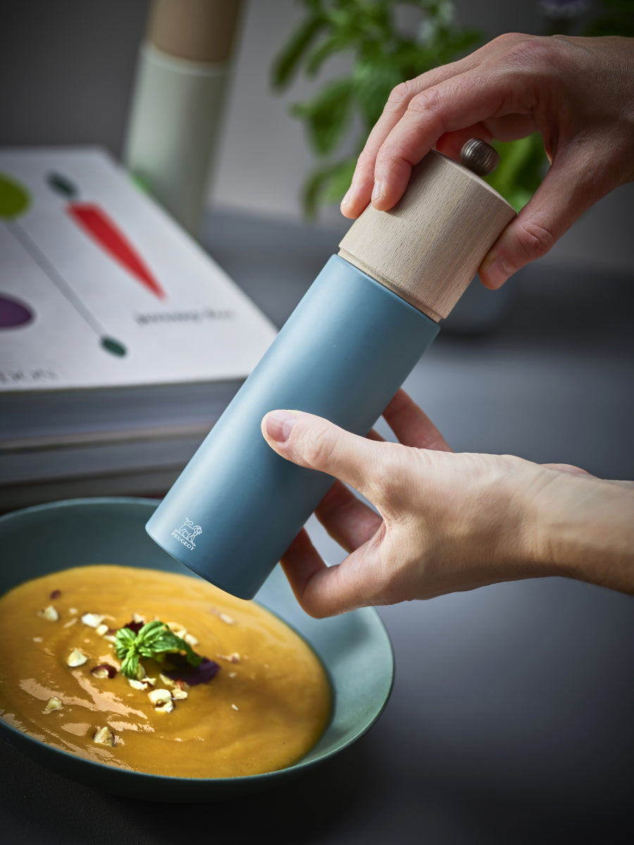 PEUGEOT BOREAL Pfeffermühle rauchblau 21 cm Lifestyle 1