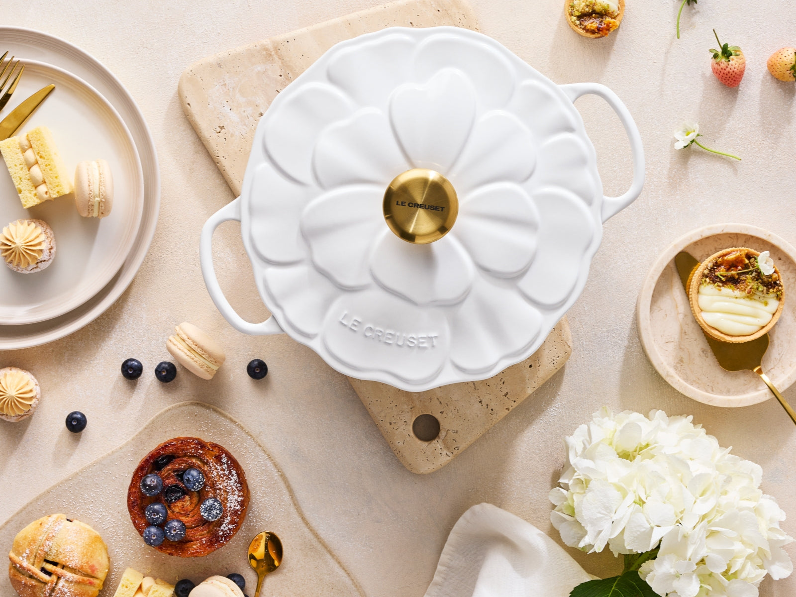 Le Creuset Bräter Blume Signature rund weiß 26cm - Produktbild 6