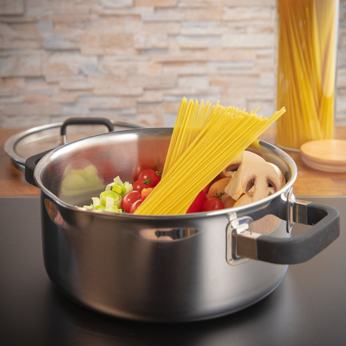 Spring FUSION2+ Bratentopf mit Glasdeckel 24cm Lifestyle 1