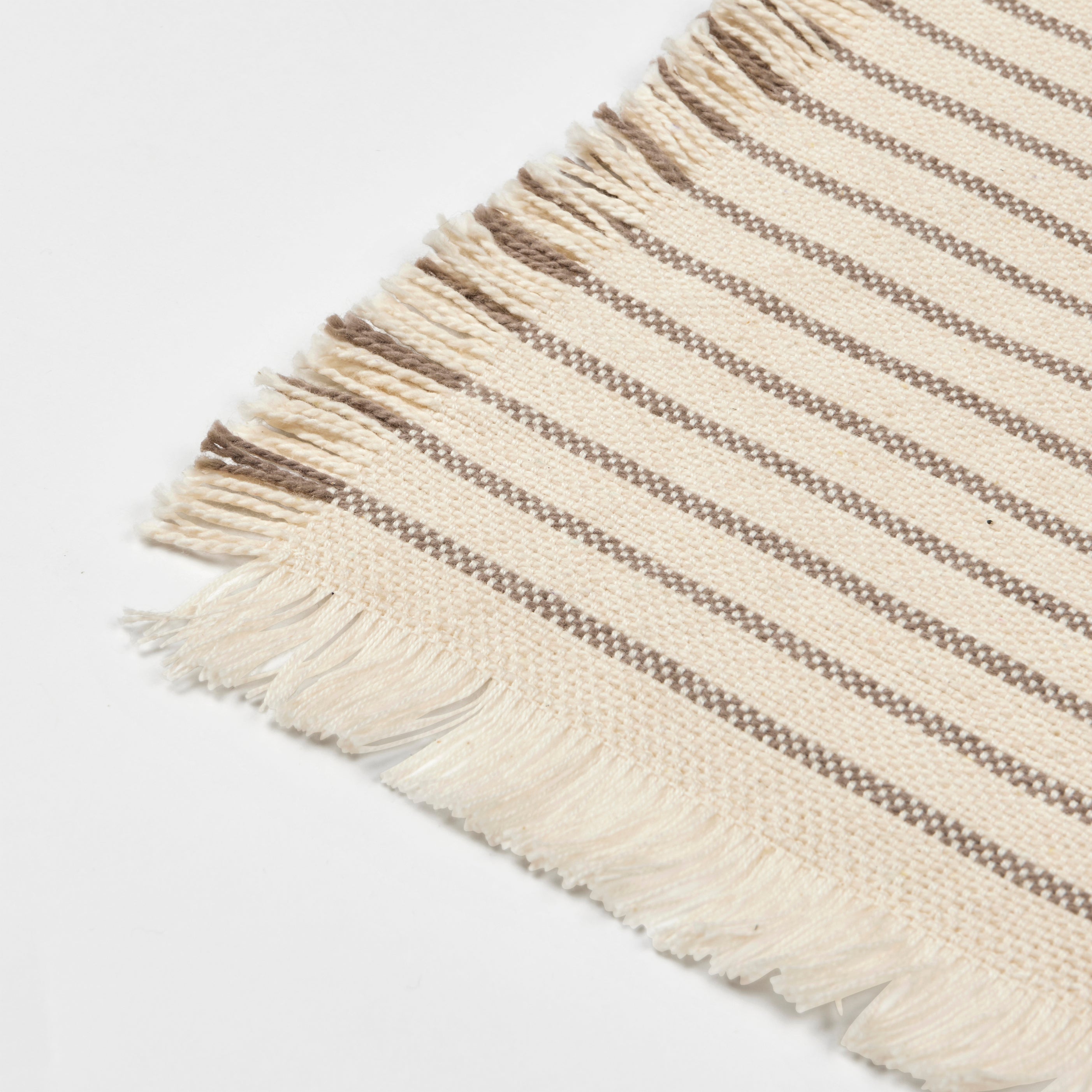 Broste Copenhagen Elouise Tischset off white/fungi grey 41,5x32cm Set2 Freisteller