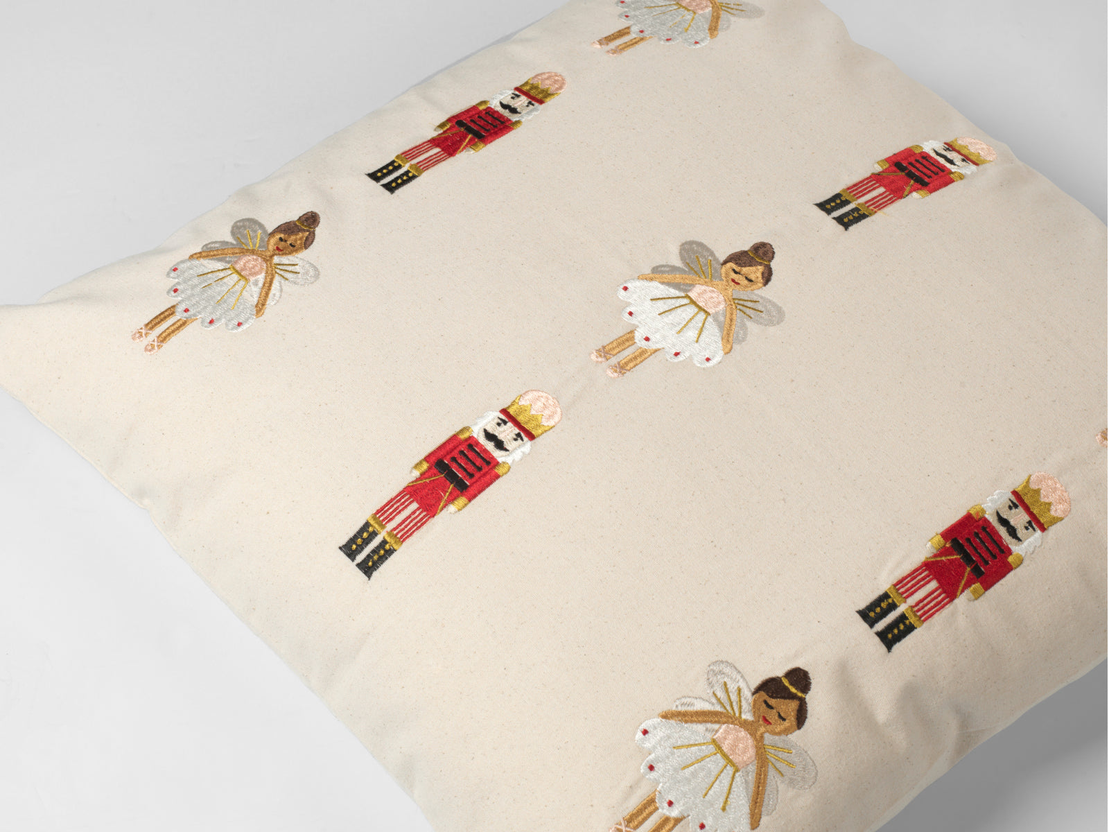 Broste Copenhagen Fairy Tale Kissenbezug beige 50x50cm Lifestyle 1