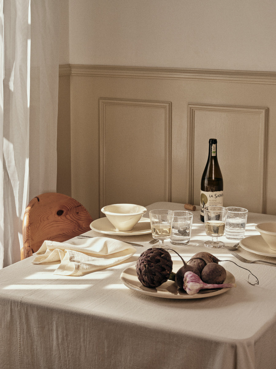 Broste Copenhagen Alfredo Servierteller beige Ø30cm Lifestyle 1