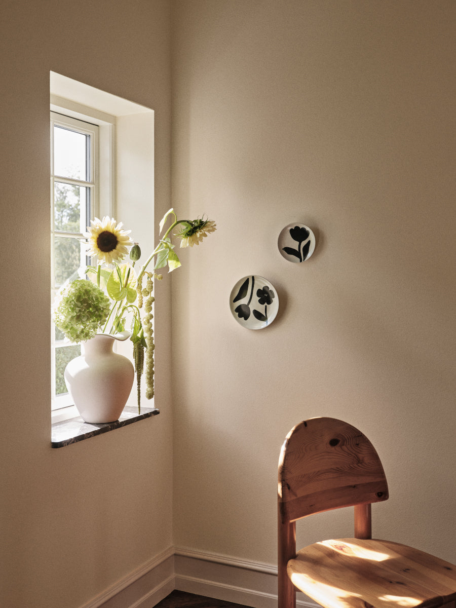 Broste Copenhagen Flora Teller black/off white Ø26cm Lifestyle 2