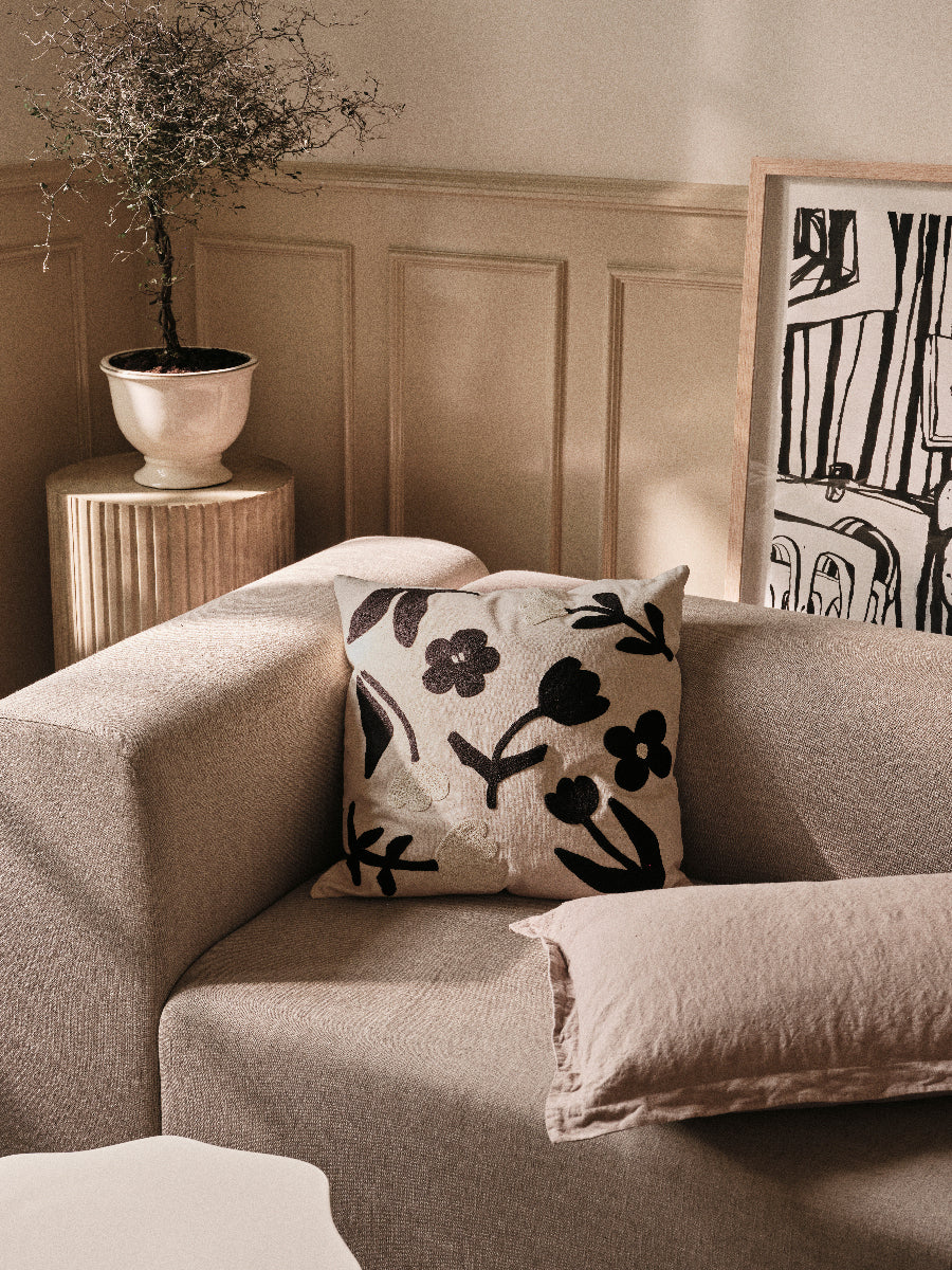 Broste Copenhagen Rosita Kissenbezug black/natural 50x50cm Lifestyle 1