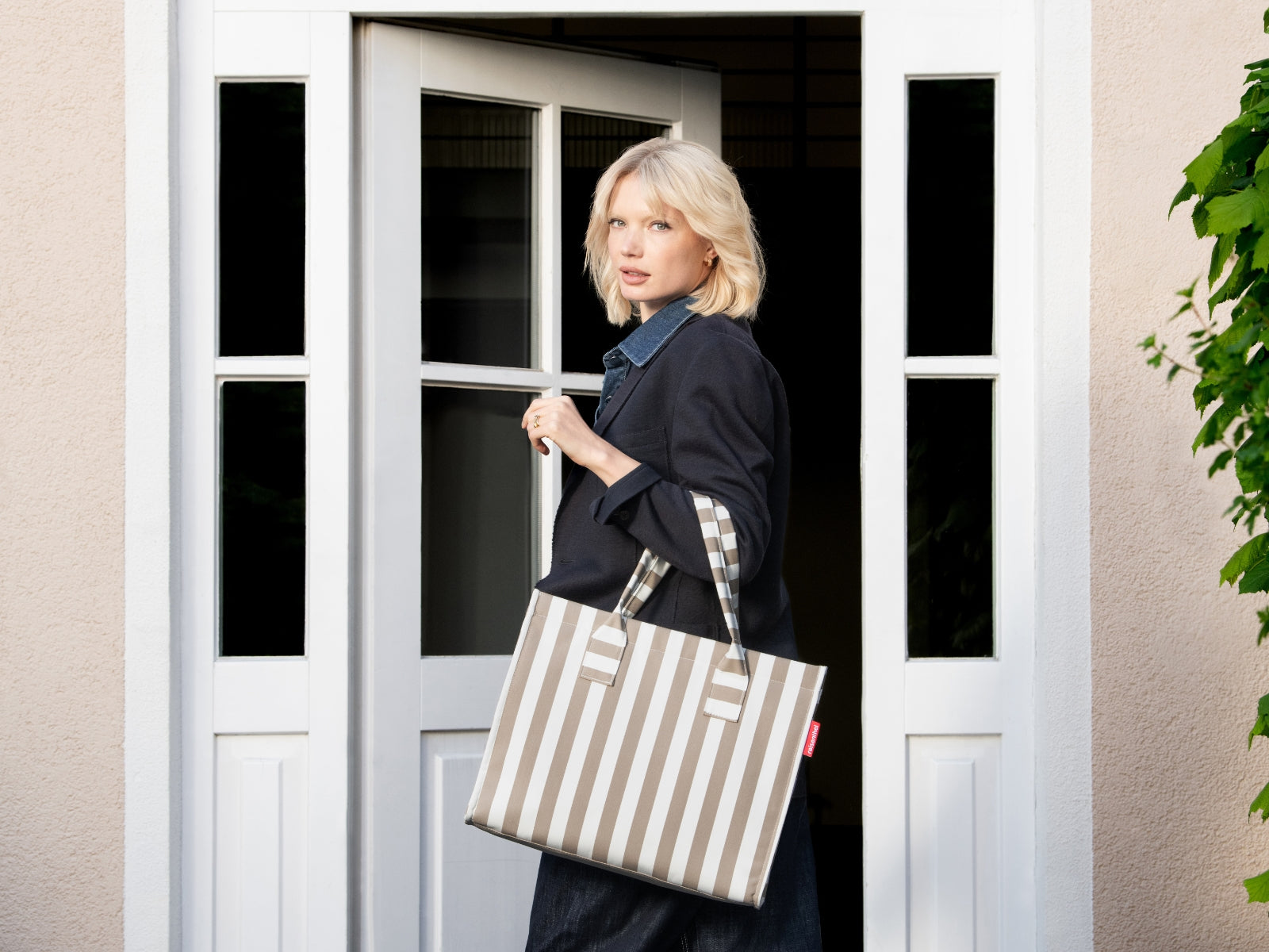 reisenthel daily shopper summerstripes coffee Lifestyle 1